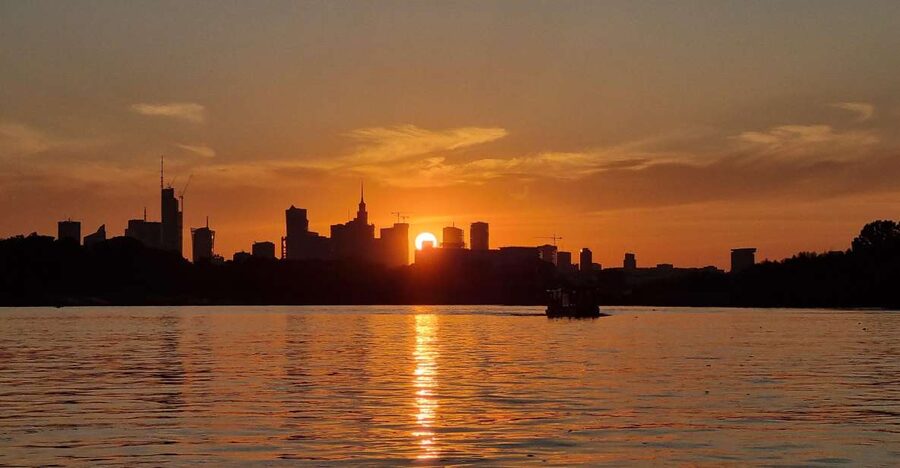 Warsaw: Vistula River Sunset Cruise with Welcome Drink - Why this short Vistula cruise works so well at sunset