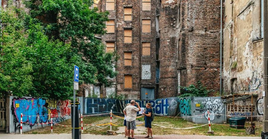 Warsaw: Warsaw Ghetto Private Walking Tour with Hotel Pickup - Why the former ghetto requires a guide