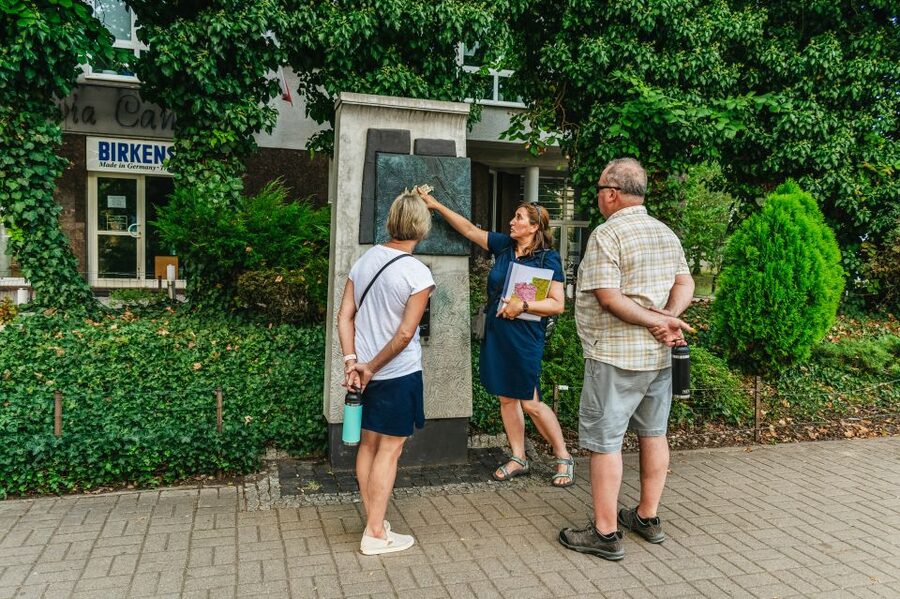Warsaw: Warsaw Ghetto Private Walking Tour with Hotel Pickup - Reaching the Monument to the Ghetto Heroes