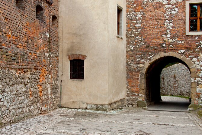 Wawel Castle and Cathedral Guided Walking Tour in Kraków - Should you book the Wawel Castle and Cathedral tour?