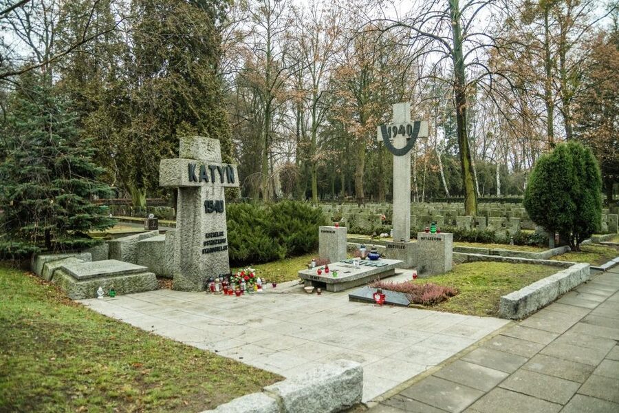 World War II Warsaw Old Town, Military Cemetery Walking Tour - Why Powązki makes the four-hour option more substantial