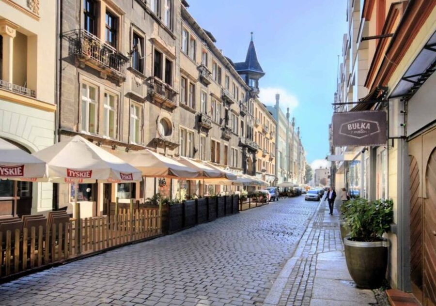 Wrocław: Boat Cruise with licensed guide only for your group - Watching Wrocław from the Oder