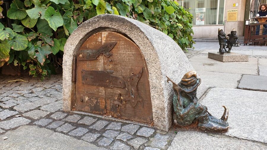 Wrocław: Following the dwarfs'. See the city differently! 2h - Fencer Fountain and the return to Piwnica Świdnicka