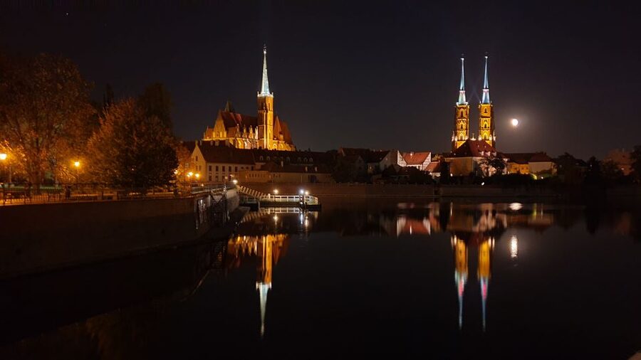 Wroclaw: Guided City Night Tour (2 hours) - From the medieval prison to the Fencer Fountain
