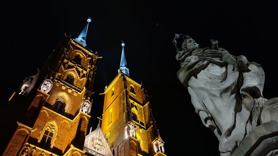 Wroclaw: Guided City Night Tour (2 hours) - Walking toward the Oder and Sand Island