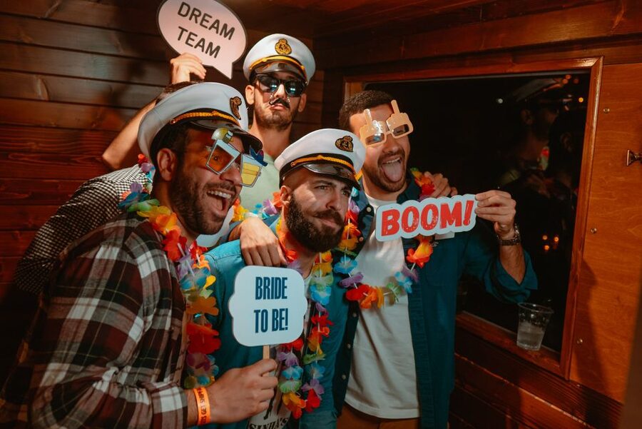 Wroclaw: Oder River Boat Party with Unlimited Drinks - What happens during the two-hour boat party