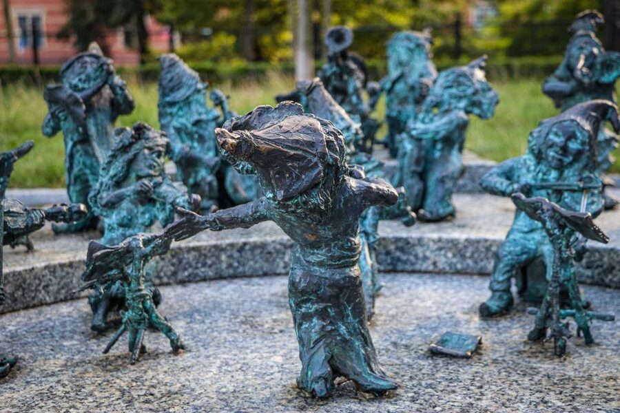 Wrocław: Old Town and Ostrów Tumski Walking Tour in English - Key points at a glance