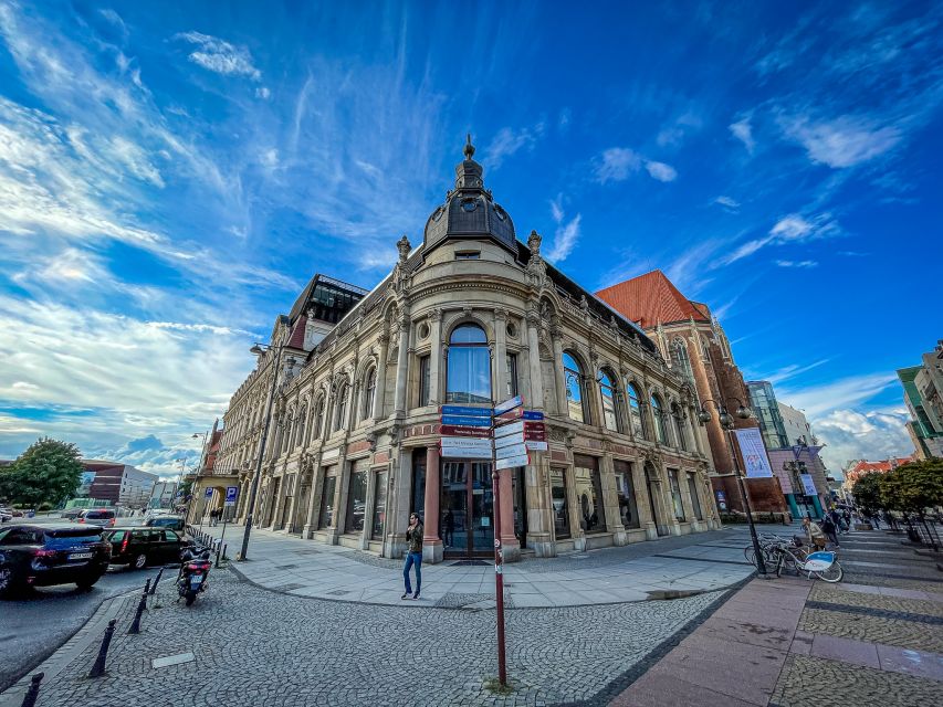 Wrocław: Old Town and Ostrów Tumski Walking Tour in English - Exploring the cathedrals of Ostrów Tumski