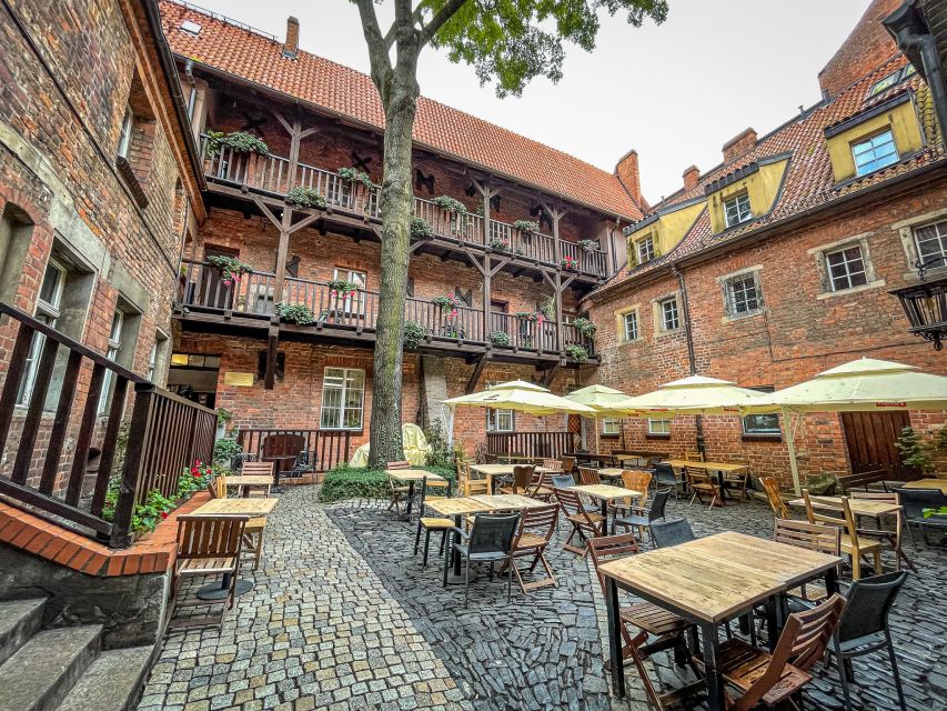 Wrocław: Old Town and Ostrów Tumski Walking Tour in English - How much history can 150 minutes hold?