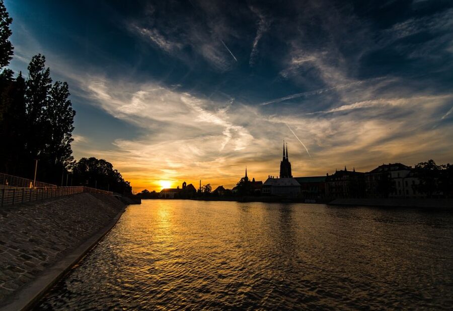 Wrocław: Ostrów Tumski and Old Town Highlights Private Tour - The cathedral district and the mystery of the gas lamps