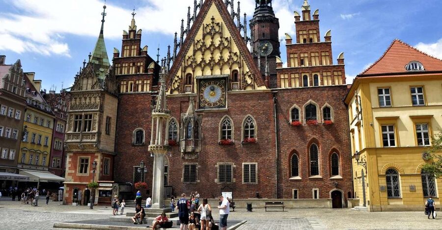 Wrocław: Ostrów Tumski and Old Town Highlights Private Tour - Market Square, the Town Hall, and the city’s playful side