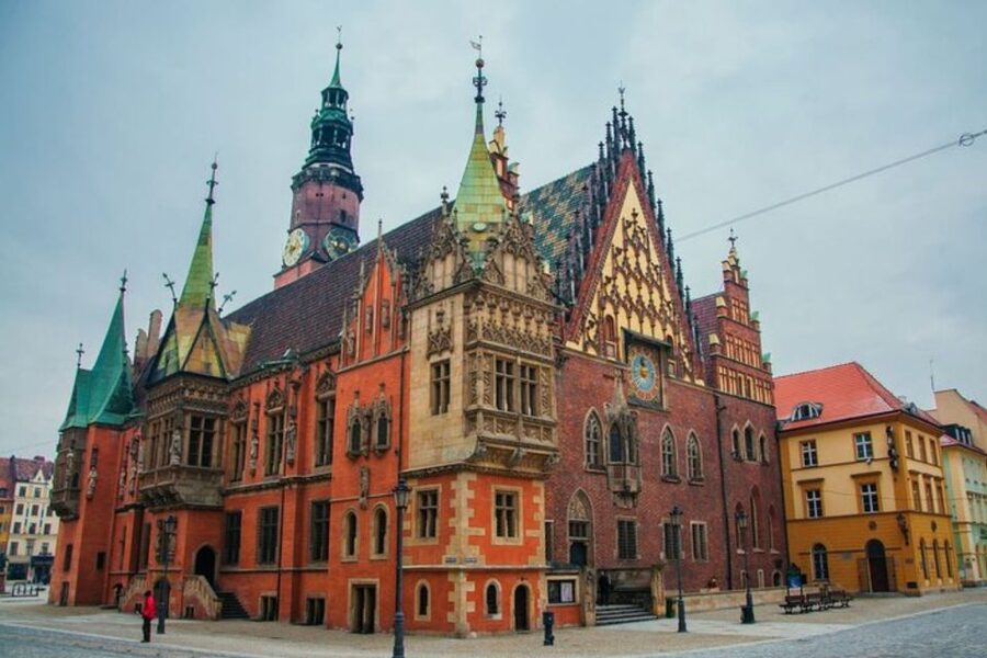 Wroclaw: Private custom tour with a local guide - Start with Wroclaw’s colorful center