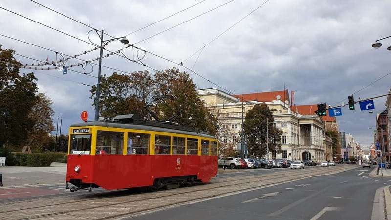 Wroclaw: Private Tour by smal Historic Tram (1,5h, 16 seats) - Świdnicka Street and the Old City