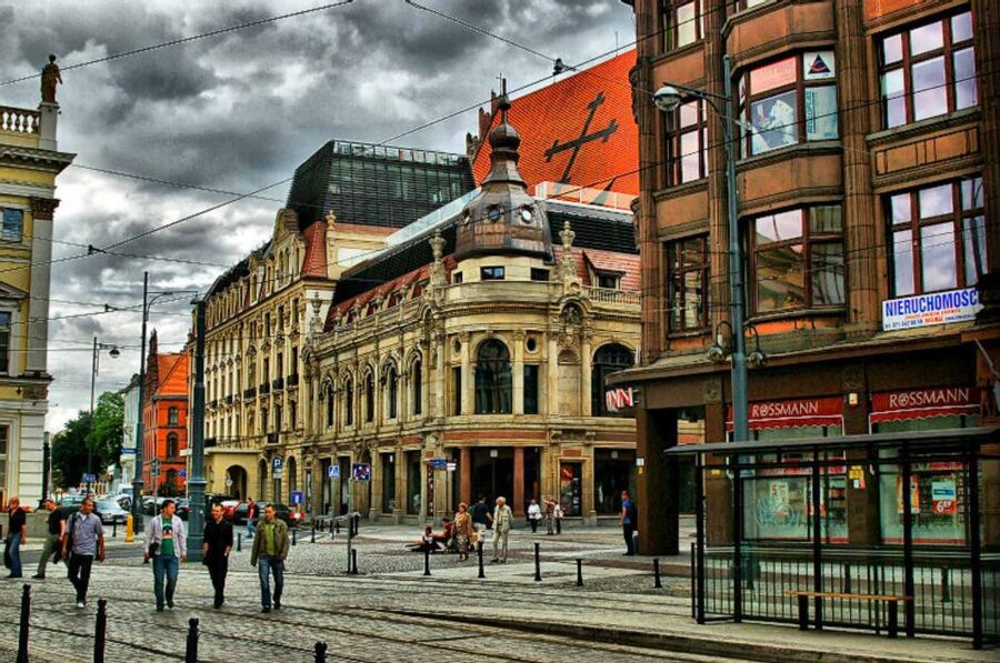 Wroclaw: Secrets of Wroclaw Walking Tour (2 hours) - A walking tour with two very different moods