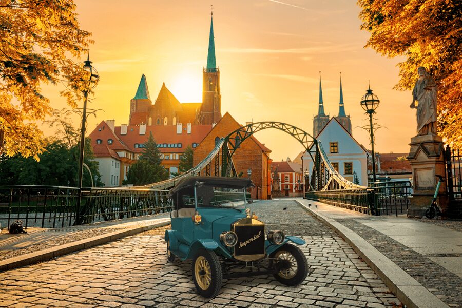 Wrocław: Tour of the Old Town in an Imperial E-car - Why the 1920s car is the main attraction