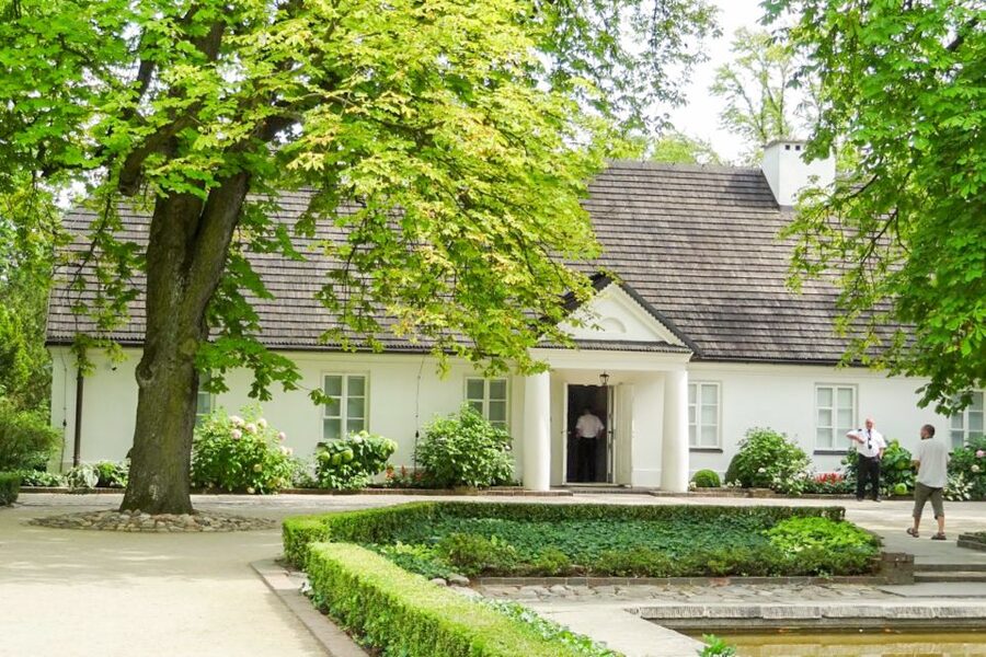 Zelazowa Wola: Frederic Chopin Half-Day Private Tour - Brochów church and the family milestones